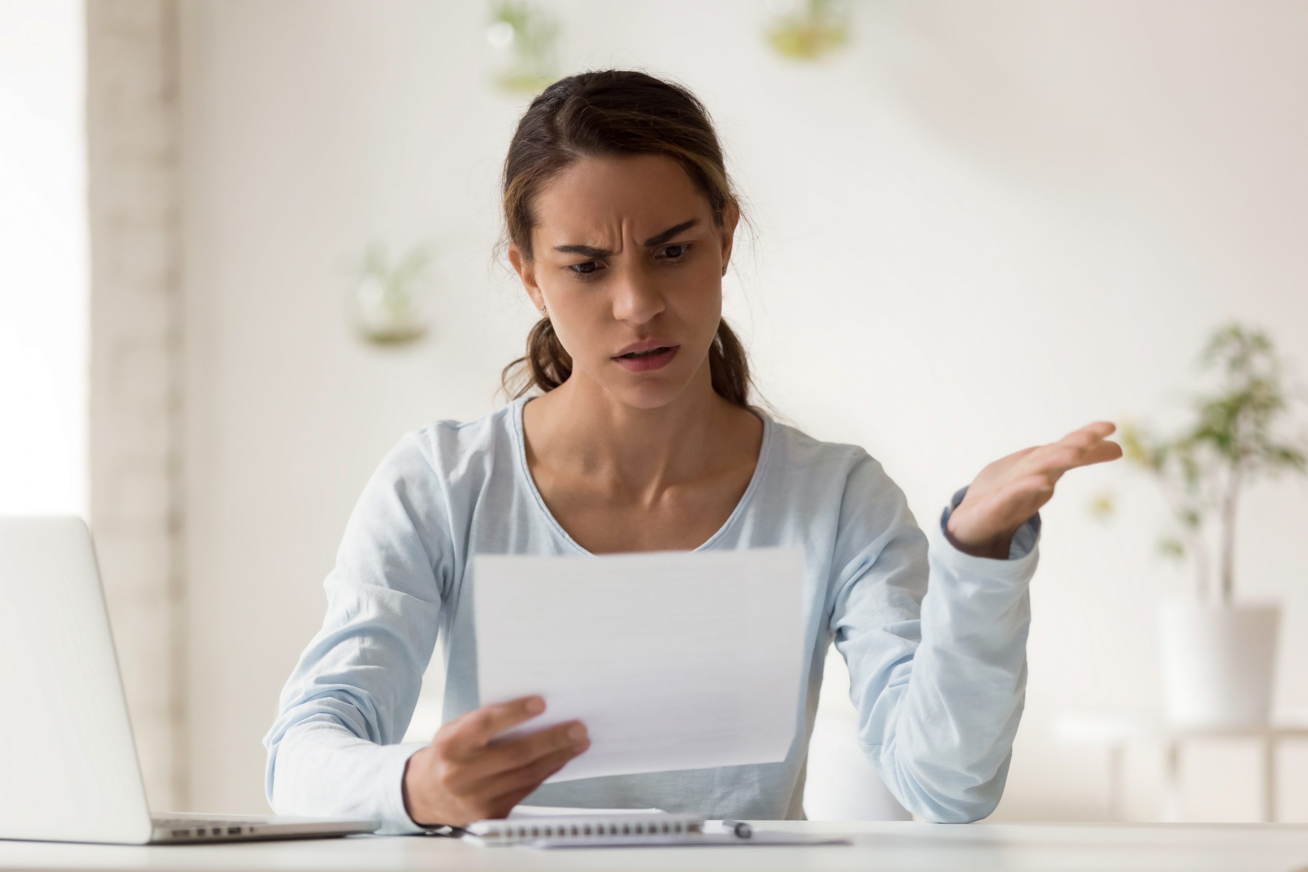 Woman finding error on credit report