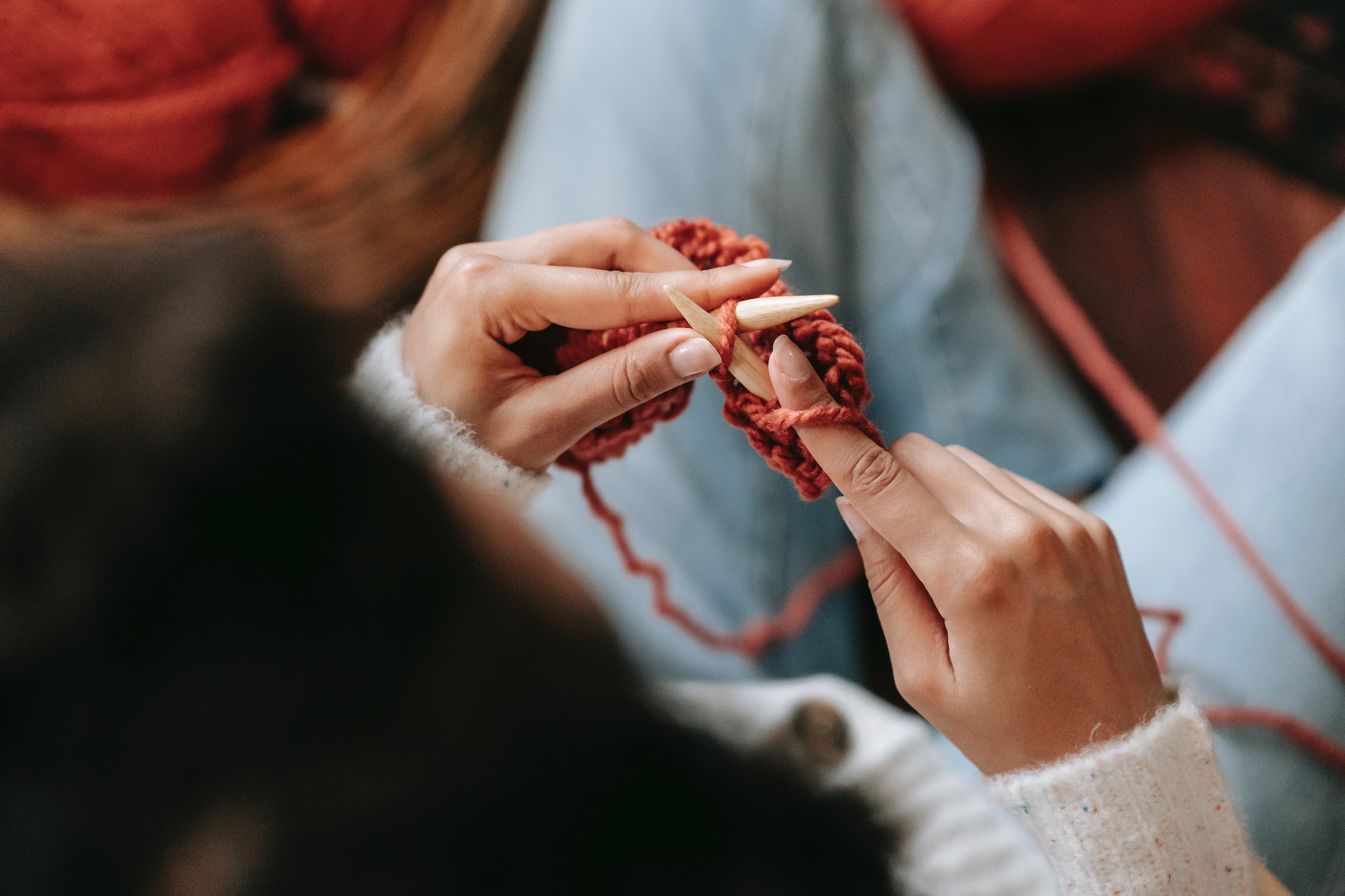 women kniting DIY christmas scarf